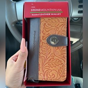 Women’s Stone Mountain leather wallet